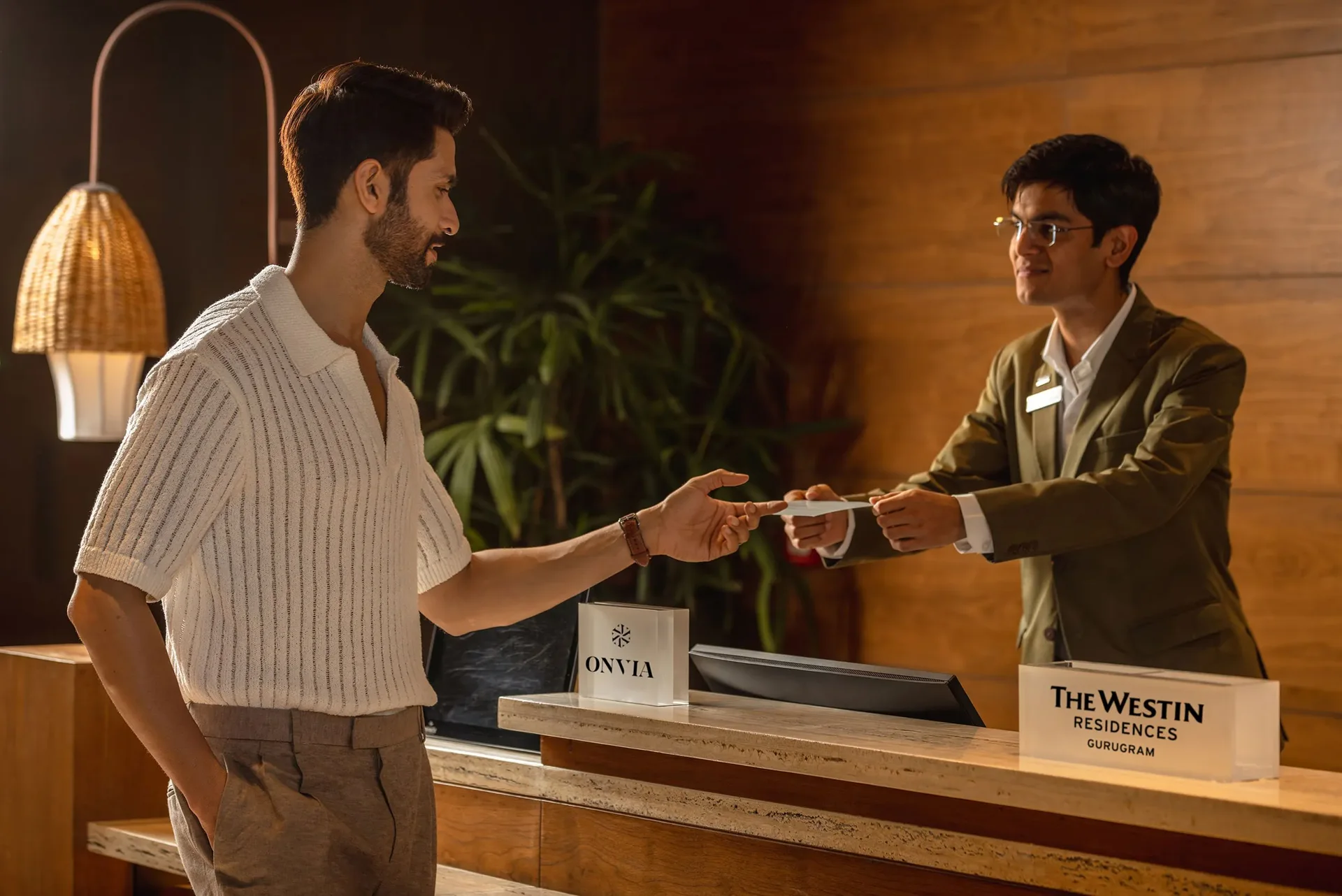 Visualisation of concierge handing over keys