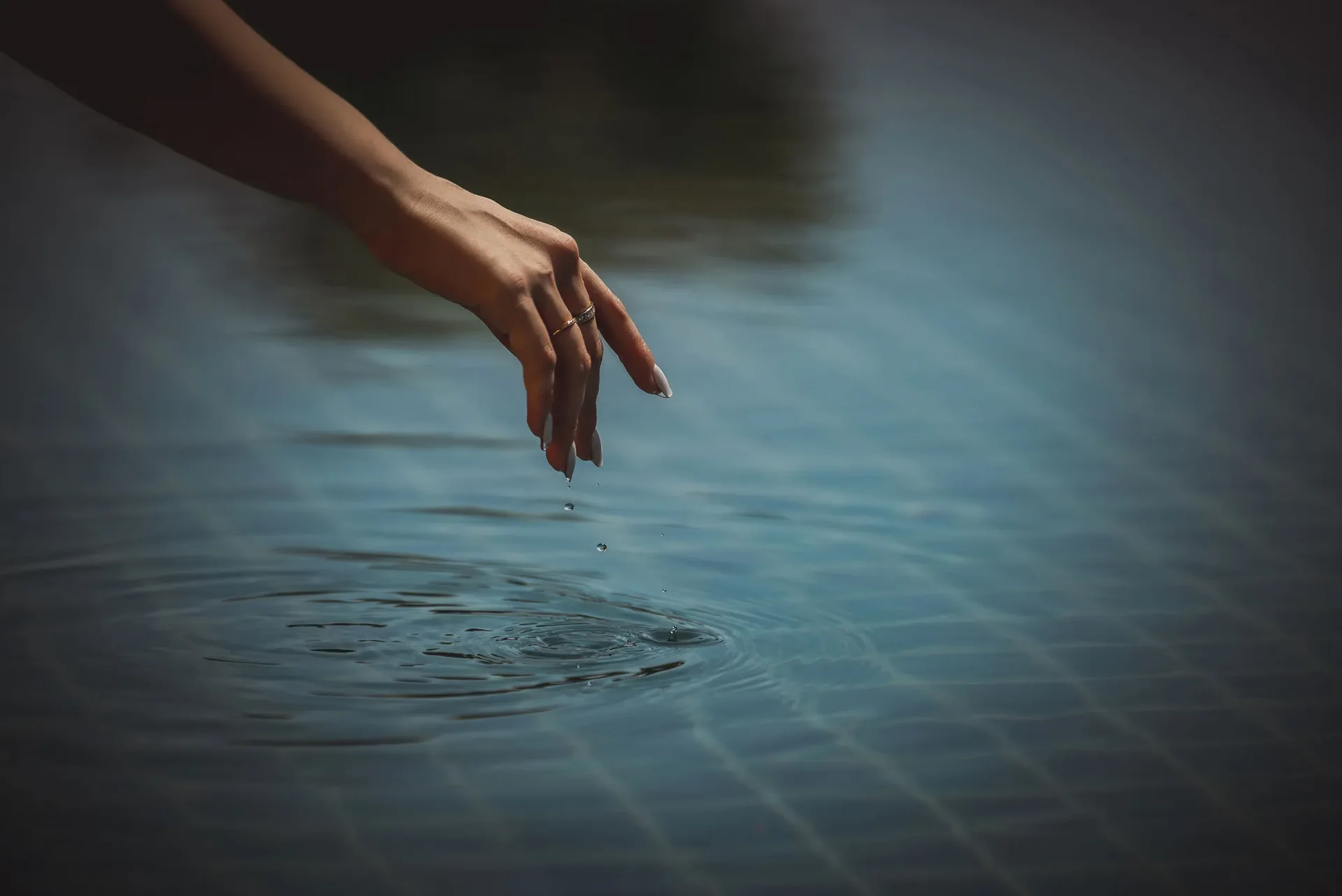 Visualisation of a hand touching pool water